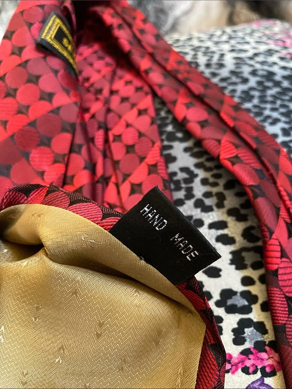 💯 Silk Hand Made Luxurious Red Black Subtle Shimmer Textured Tie